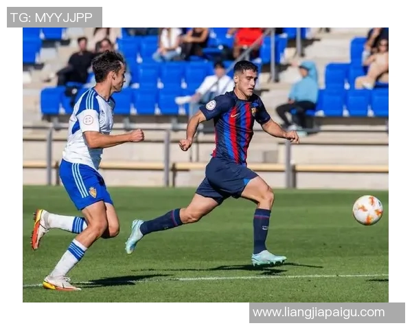 带孔的足球明星如何在赛场上打破常规与传统的界限