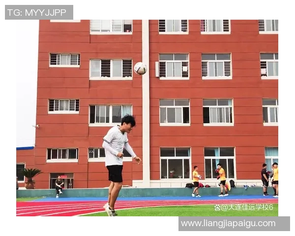 足球明星为高考学子送上祝福视频激励学子勇攀学业高峰实现梦想