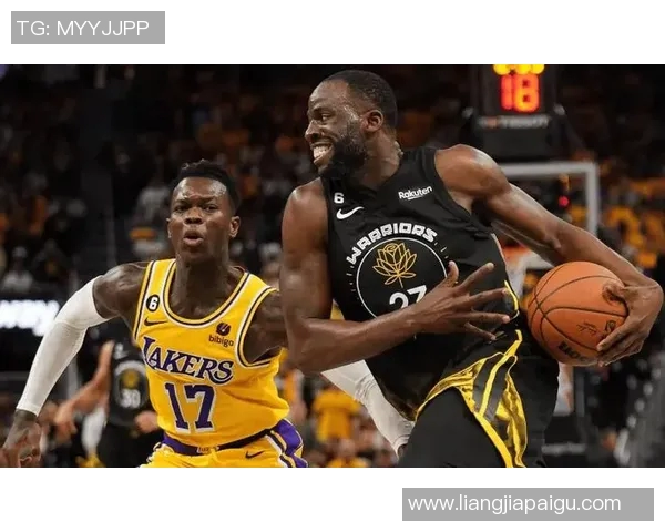 黑人篮球明星回眸一笑展现自信魅力与运动精神的完美结合